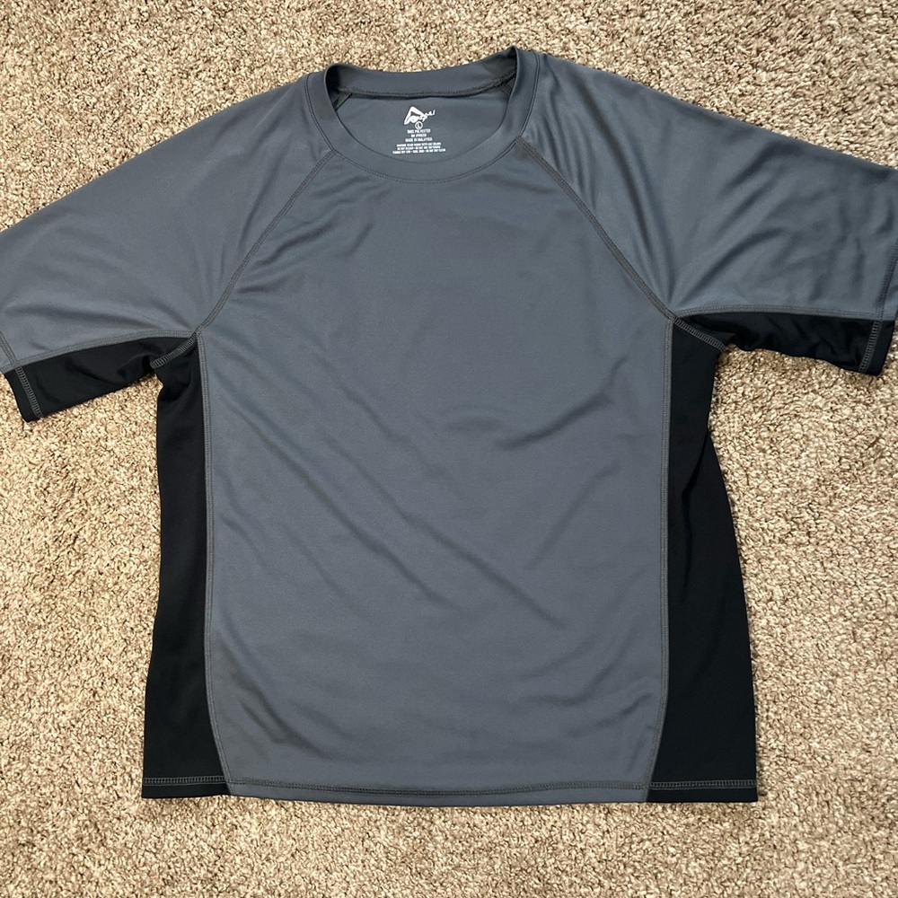 🌻Men's Gray and Black Swim Shirt🌻